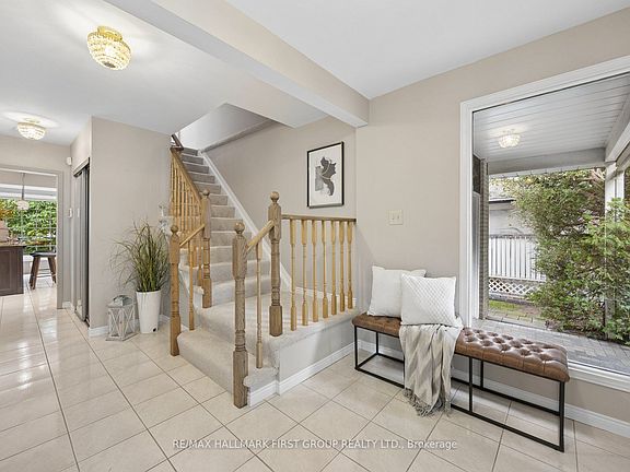 4th image of 920 Essa Cres