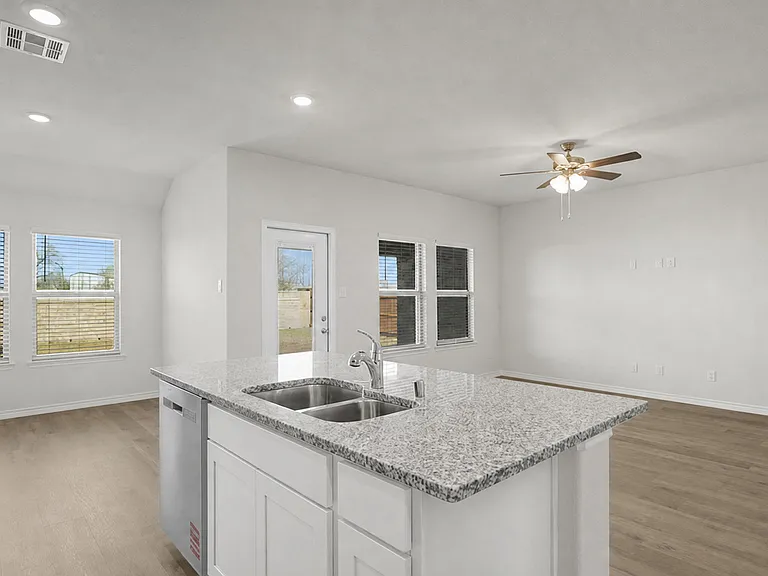 2105 Hunter Ln — Photo 3