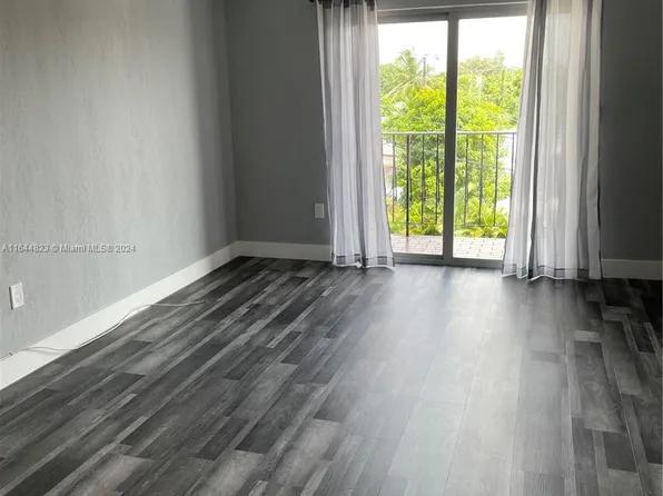 3075 NW 7th St APT 302, Miami, FL 33125