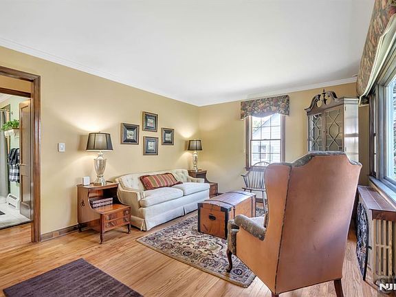 5th image of 28 Wanamaker Ave