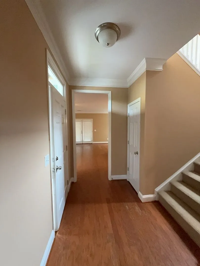 Stunning 3-Bedroom Home Near Downtown Columbia Balcony Views, Hardwood Floors & More! — Photo 2