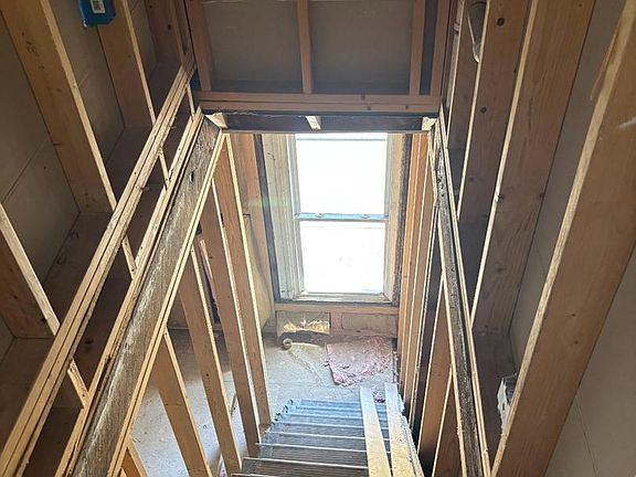5th image of 924 W Silver St