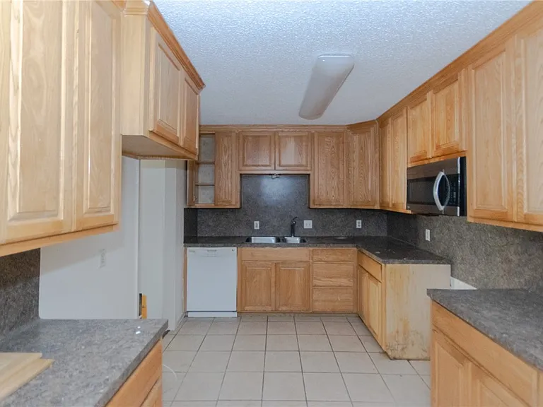2240 Lombardy Dr — Photo 4