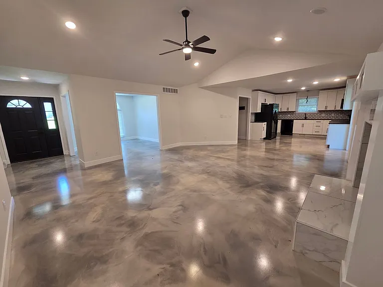 2301 Grant Ln — Photo 11