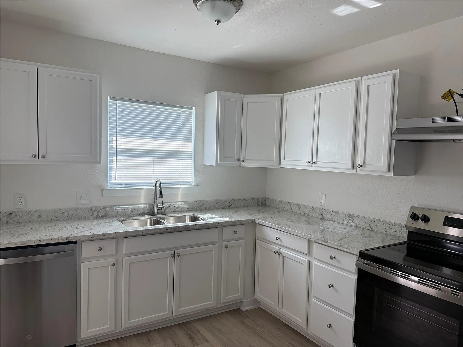 3 bed, 2.0 bath, 1447 sqft, $1,600 — Photo 2