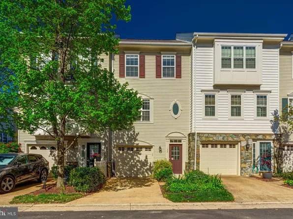 105 Meadows Ln, Alexandria, VA 22304
