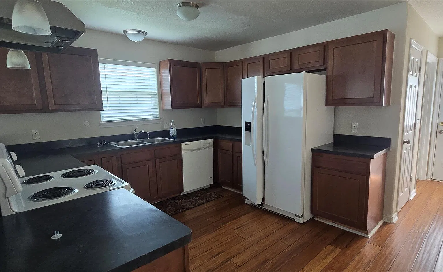 3 bed, 2.0 bath, 1400 sqft, $1,550 — Photo 4