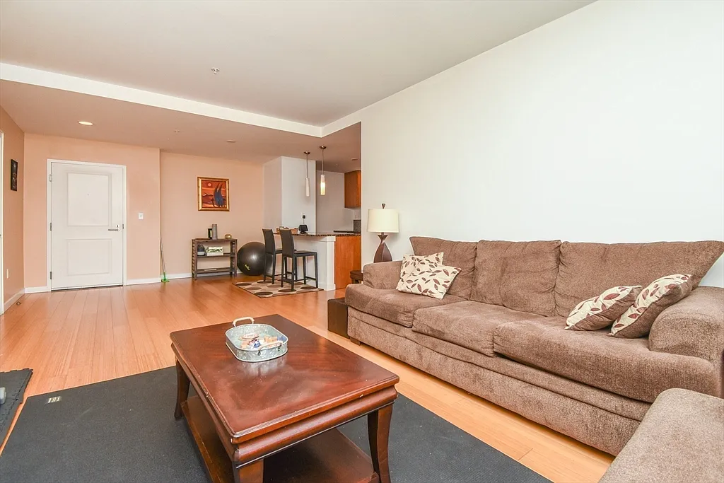 2 bed, 990 sqft, $4,800 — Photo 2