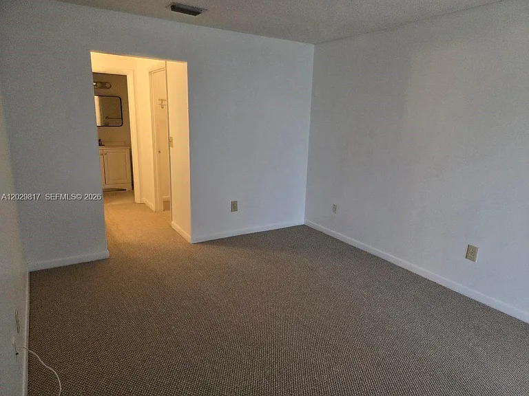 1017 Washington Cir #1017D — Photo 7