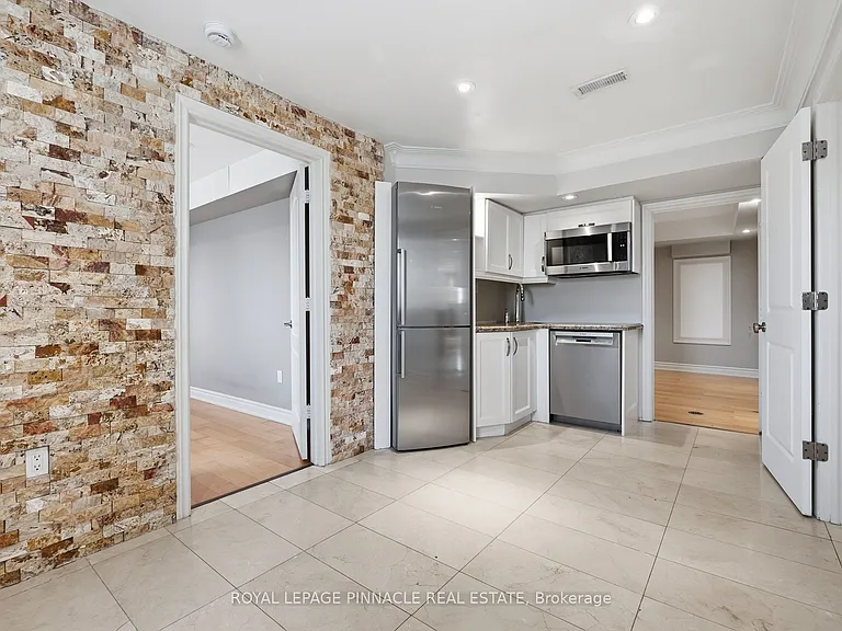 98 Ner Israel Dr #BASEMENT — Photo 10