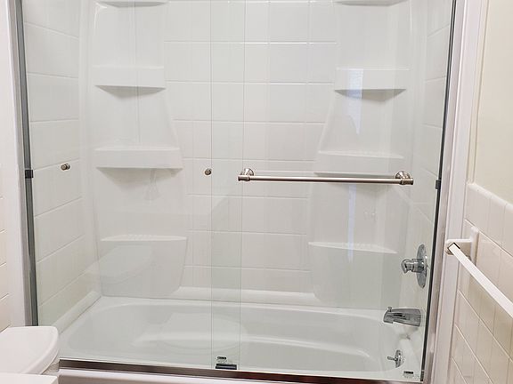 4th image of 428 Elwood Ave APT 2S
