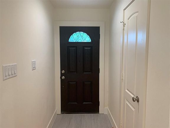 4th image of 4521 Benning Dr