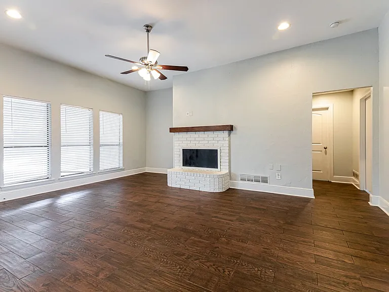 401 Kathy Ln — Photo 5