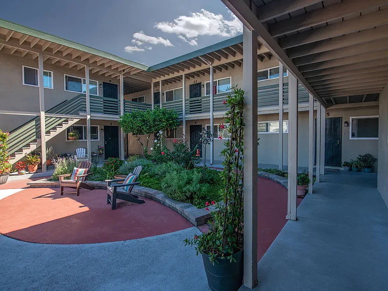 Marlboro Manor Courtyard