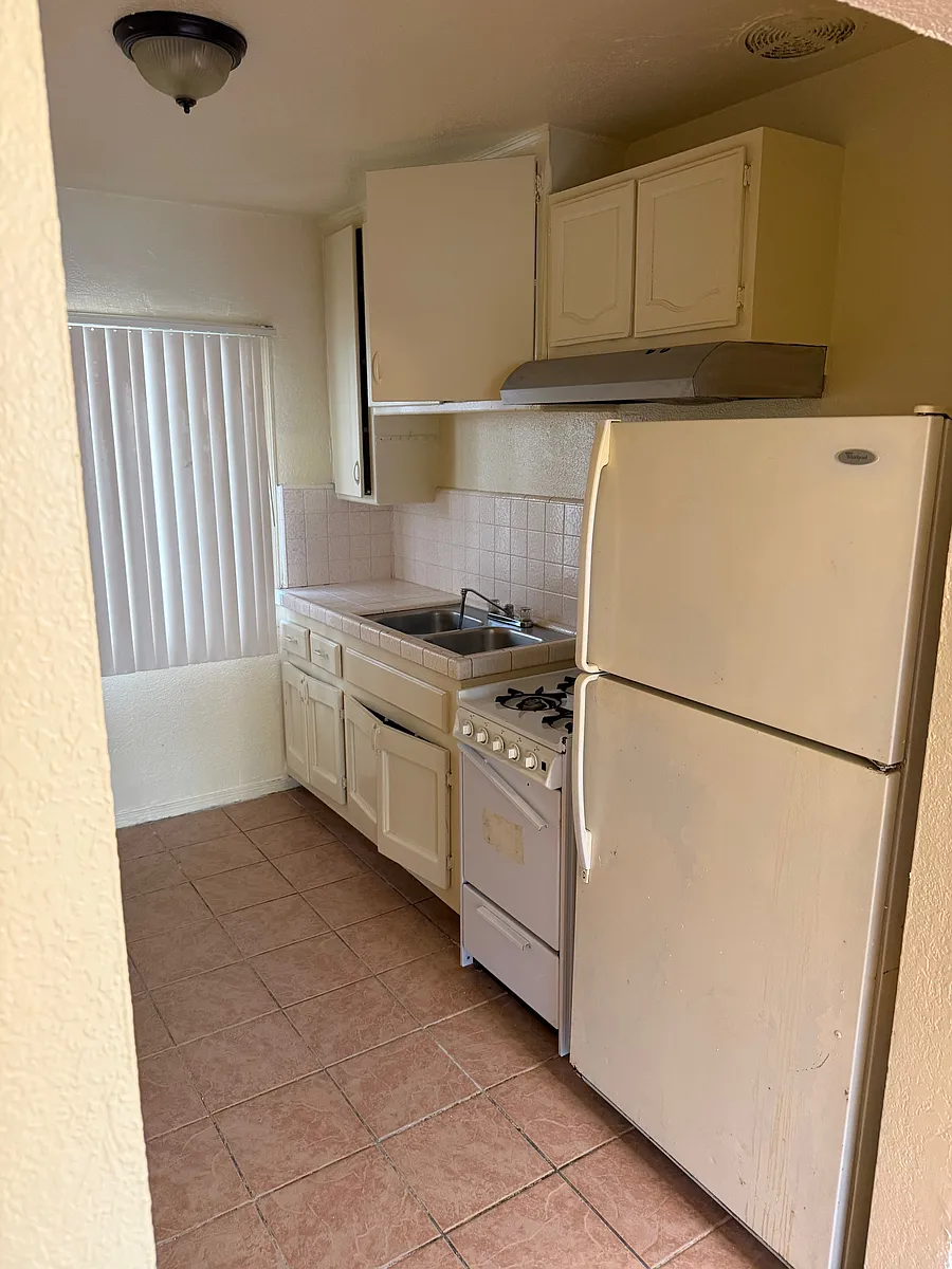 Building Photo - 629 E 79th St #2