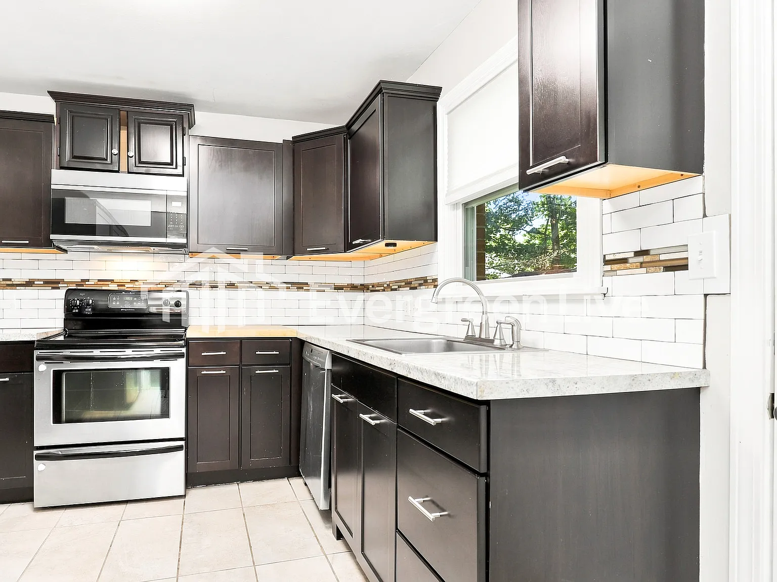 3 bed, 2.0 bath, 1377 sqft, $1,695 — Photo 4