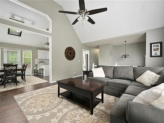 4th image of 704 NE Aaron Dr