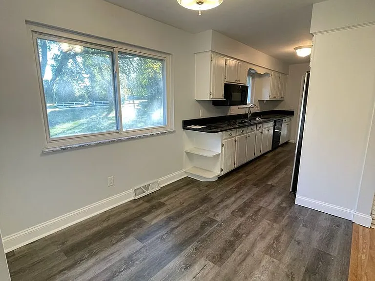 3212 Charing Cross Rd — Photo 23