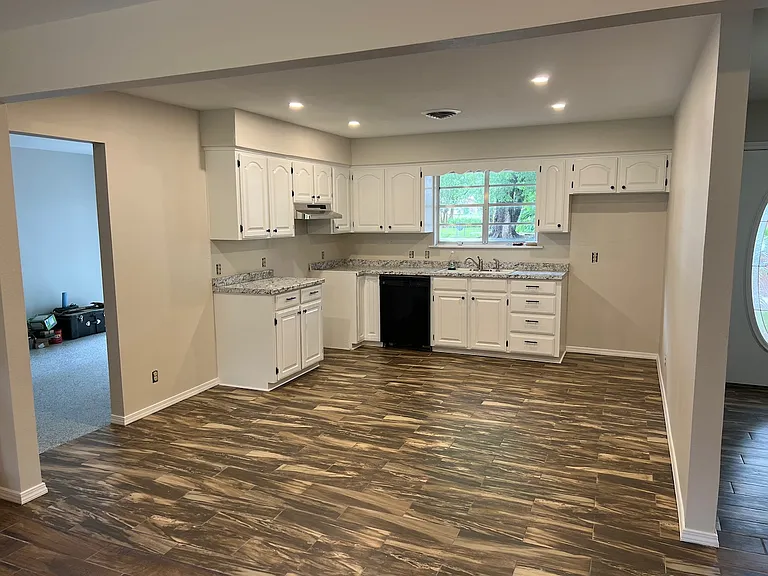 309 Stadium Dr — Photo 2