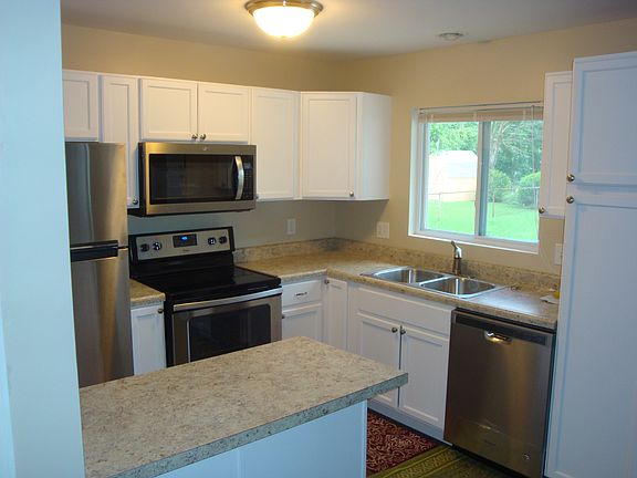3rd image of 629 Palace Ln