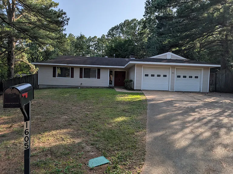 1605 Teresa Cir — Photo 2
