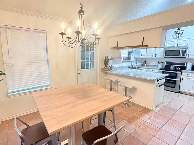 1121 Holly Dr — Photo 5