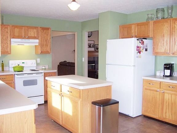 3rd image of 7608 Blue Holly Dr