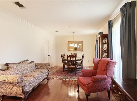 3rd image of 8 Devereaux Dr