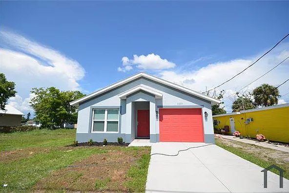 2225 Carver Ave — Photo 2