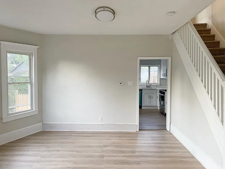 402 Howard St — Photo 5