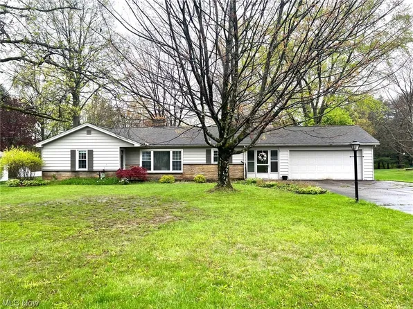 5900 Sampson Dr, Girard, OH 44420