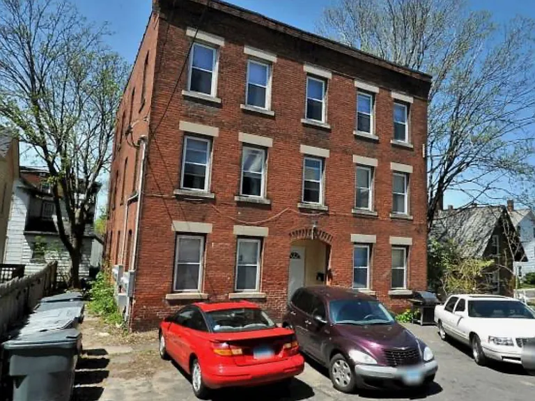 4 Thompson Ct #4 — Photo 1