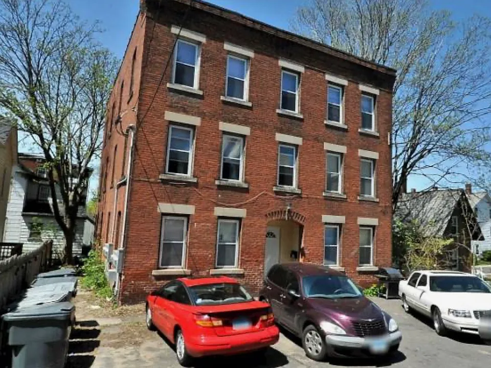4 Thompson Ct #4