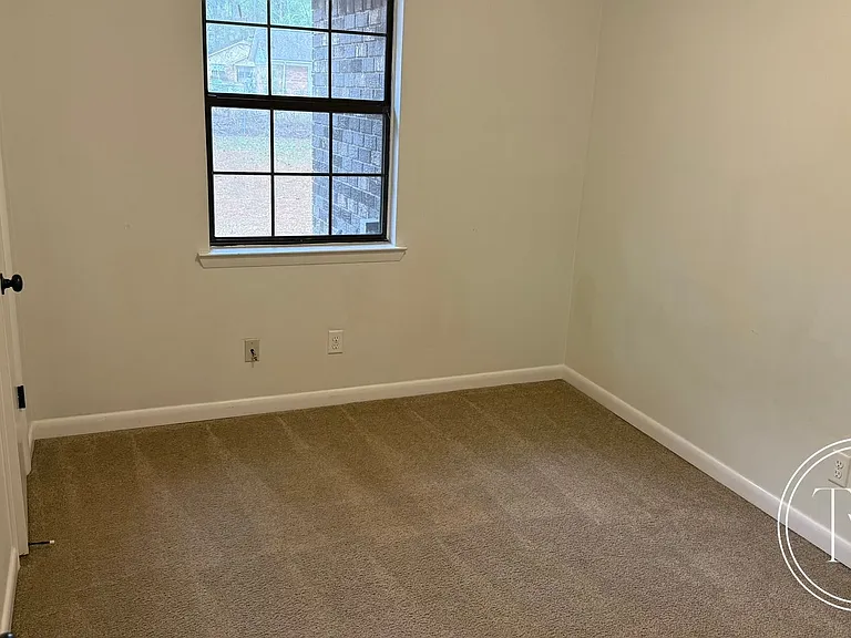 806 W Oxford Ln — Photo 6