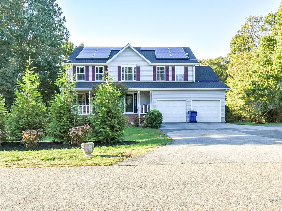 Gorgeous Colonial! Well Maintained with a POOL!