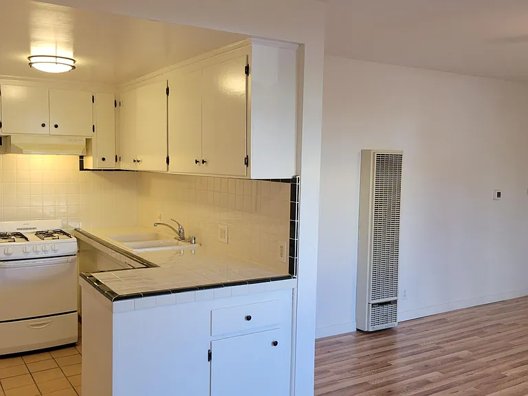 676 Flower Ave #2 — Photo 8