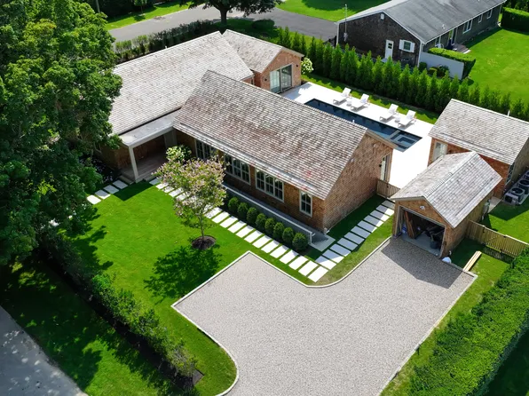 https://photos.zillowstatic.com/fp/2e7452726ea350eae1e64f6930057c26-p_e.webp