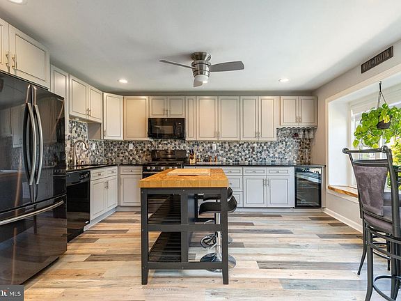 2nd image of 566 Lynn Ave