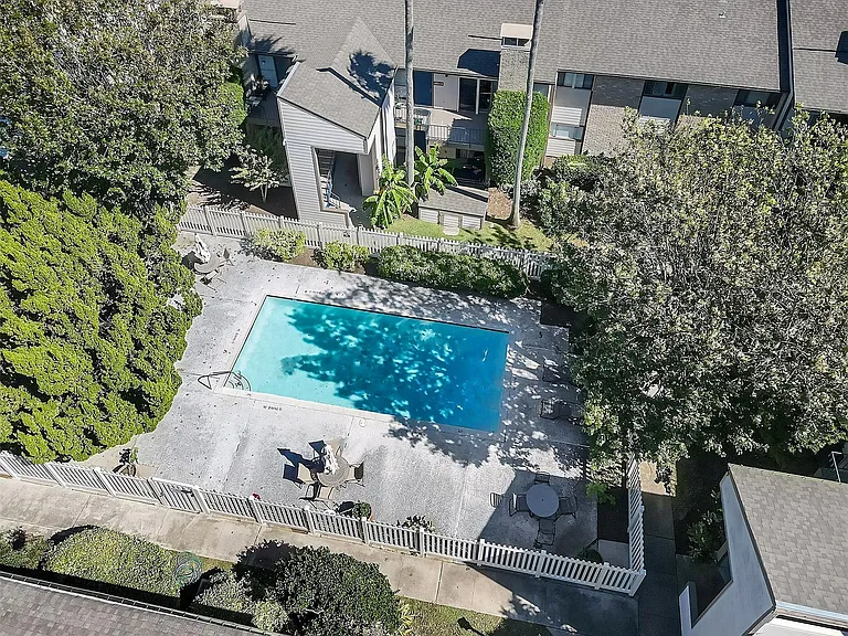 7134 N Holiday Dr — Photo 5