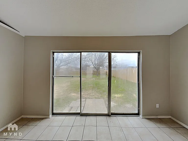 7417 Shadow Bend Dr — Photo 4