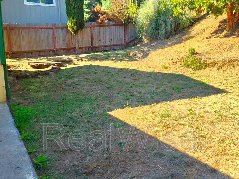 936 SE Sharon Ave — Photo 15