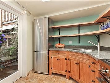 3rd image of 237A Greenwich St