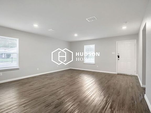 4th image of 828 Pecan Ave