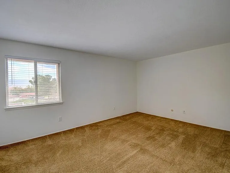 931 Country Club Dr SE #J — Photo 6