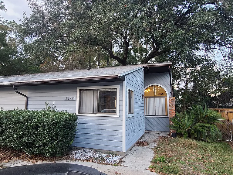 2842 SW 38th Pl — Photo 1