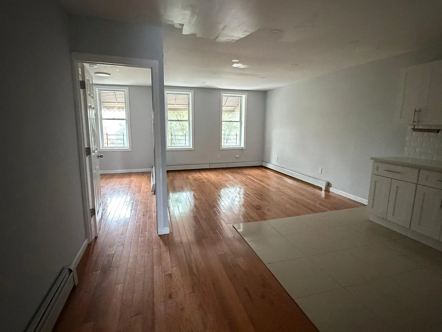 4 bed, 1300 sqft, $4,111 — Photo 2