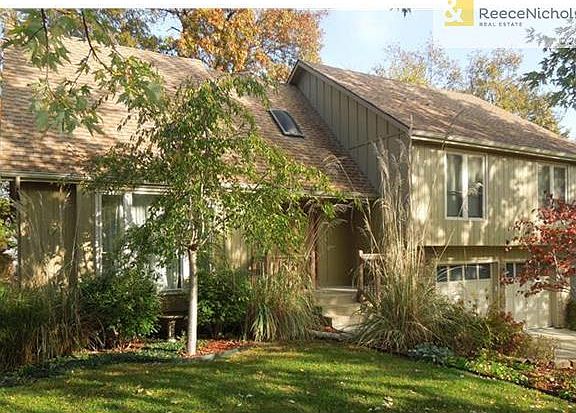 Another view of the house, it even have a great entryway with a skylight!
