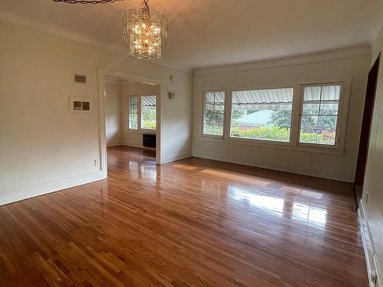324 S Coronado St — Photo 8