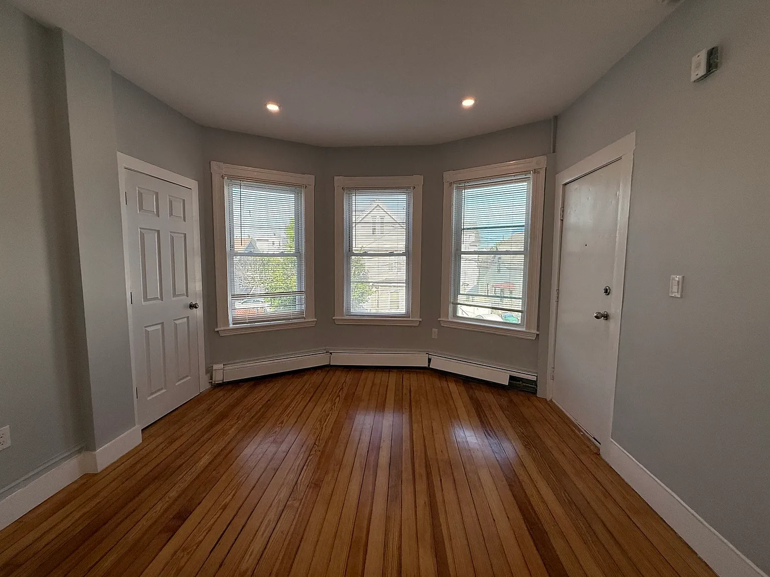 2 bed, 700 sqft, $2,400 — Photo 4