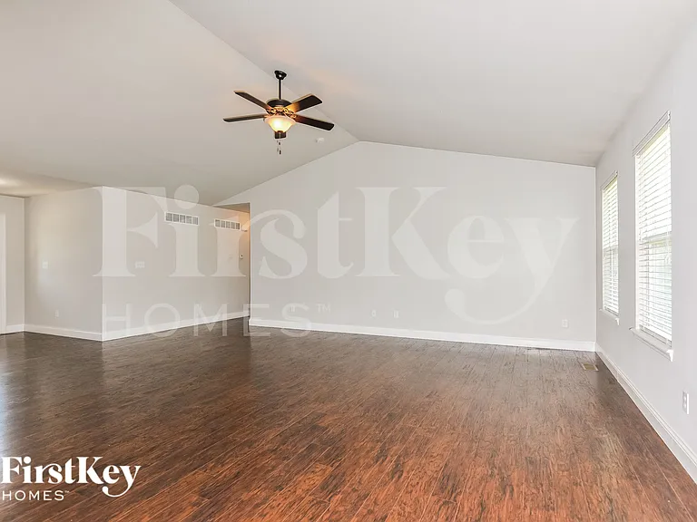 1811 Barclay Trail Dr — Photo 4